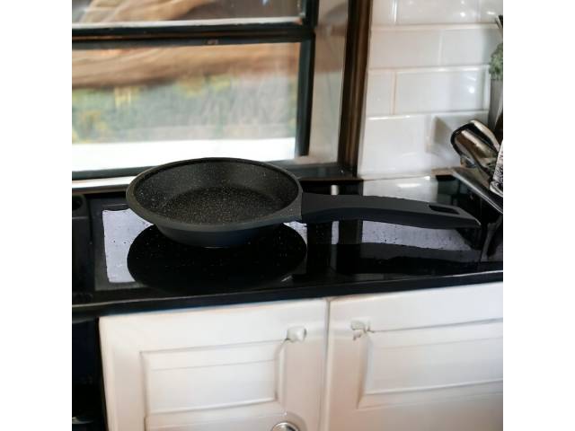 Cocina con estilo y eficiencia con el Combo Olla Cuadrada 28x28 y Sartén 20cm Comet Negro Antiadherente, diseño ergonómico y la mejor calidad!