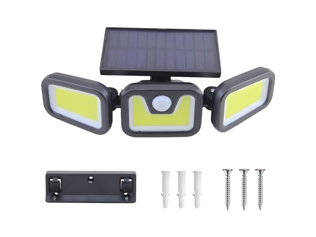 Foco solar de tres cabezales con diseño moderno y funcional. Tiene una potencia de 20W y cuenta con 171 LEDs COB que emiten luz fría. Equipado con control remoto, sensor de movimiento y fotocélula, se enciende automáticamente al anochecer. Ofrece tres mod