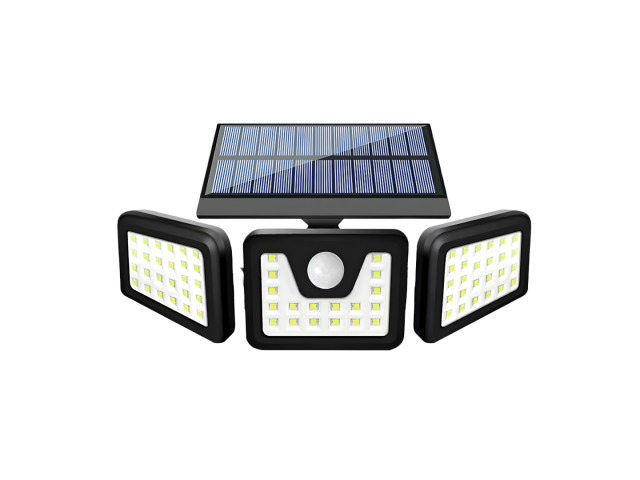 Foco solar de tres cabezales con diseño moderno y funcional. Tiene una potencia de 20W y cuenta con 171 LEDs COB que emiten luz fría. Equipado con control remoto, sensor de movimiento y fotocélula, se enciende automáticamente al anochecer. Ofrece tres mod