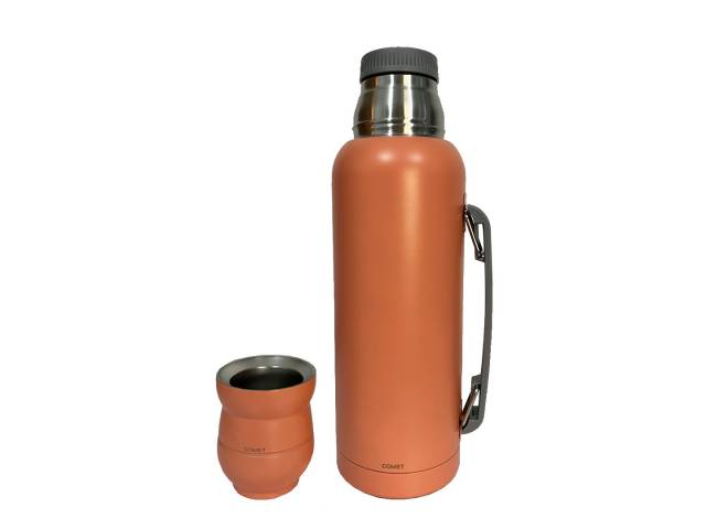 Termo de 1L Acero inoxidable, mantiene temperatura 12hs, asa para transporte cómodo.Mate de 140ml Acero inoxidable, duradero, elegante. Liviano y portátil Variedad de colores: Elige tu estilo. Combo perfecto: Sabor y tradición del mate en cualquier lugar.