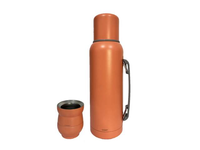 Termo de 1L Acero inoxidable, mantiene temperatura 12hs, asa para transporte cómodo.Mate de 140ml Acero inoxidable, duradero, elegante. Liviano y portátil Variedad de colores: Elige tu estilo. Combo perfecto: Sabor y tradición del mate en cualquier lugar.