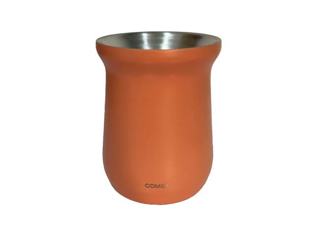 Disfruta de tu combo con termo de acero inoxidable de 750 ml que mantiene la temperatura de tu mate por 8 horas, un mate de acero inoxidable de 160 ml y una bombilla Comet. El termo tiene un diseño bala compacto y un tapón cebador para cebar fácilmente