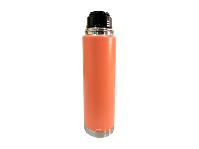 Disfruta de tu combo con termo de acero inoxidable de 750 ml que mantiene la temperatura de tu mate por 8 horas, un mate de acero inoxidable de 160 ml y una bombilla Comet. El termo tiene un diseño bala compacto y un tapón cebador para cebar fácilmente