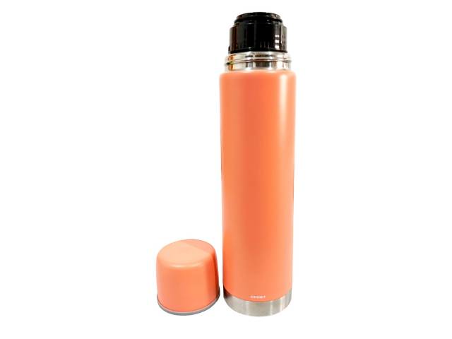 Disfruta de tu combo con termo de acero inoxidable de 750 ml que mantiene la temperatura de tu mate por 8 horas, un mate de acero inoxidable de 160 ml y una bombilla Comet. El termo tiene un diseño bala compacto y un tapón cebador para cebar fácilmente