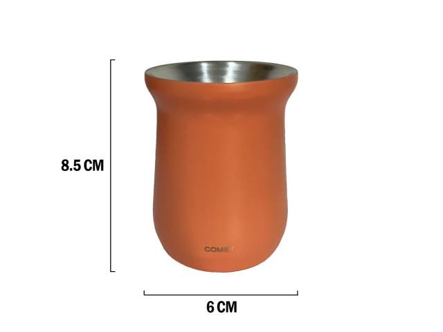 Disfruta de tu combo con termo de acero inoxidable de 750 ml que mantiene la temperatura de tu mate por 8 horas, un mate de acero inoxidable de 160 ml y una bombilla Comet. El termo tiene un diseño bala compacto y un tapón cebador para cebar fácilmente