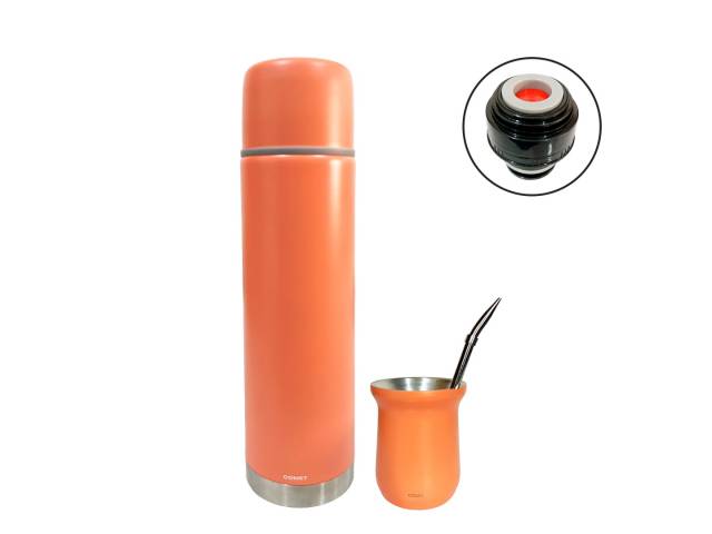 Disfruta de tu combo con termo de acero inoxidable de 750 ml que mantiene la temperatura de tu mate por 8 horas, un mate de acero inoxidable de 160 ml y una bombilla Comet. El termo tiene un diseño bala compacto y un tapón cebador para cebar fácilmente