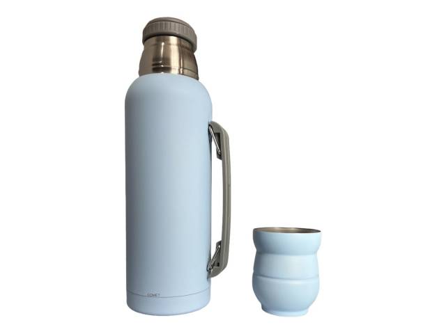 Termo de 1L Acero inoxidable, mantiene temperatura 12hs, asa para transporte cómodo.Mate de 140ml Acero inoxidable, duradero, elegante. Liviano y portátil Variedad de colores: Elige tu estilo. Combo perfecto: Sabor y tradición del mate en cualquier lugar.