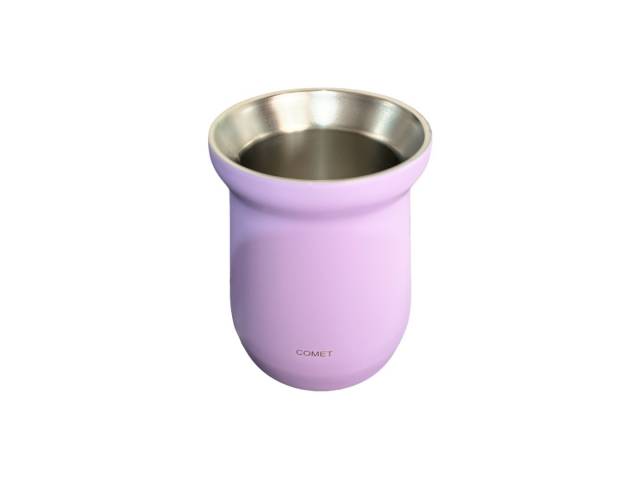 Disfruta de tu combo con termo de acero inoxidable de 750 ml que mantiene la temperatura de tu mate por 8 horas, un mate de acero inoxidable de 160 ml y una bombilla Comet. El termo tiene un diseño bala compacto y un tapón cebador para cebar fácilmente