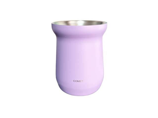 Disfruta de tu combo con termo de acero inoxidable de 750 ml que mantiene la temperatura de tu mate por 8 horas, un mate de acero inoxidable de 160 ml y una bombilla Comet. El termo tiene un diseño bala compacto y un tapón cebador para cebar fácilmente