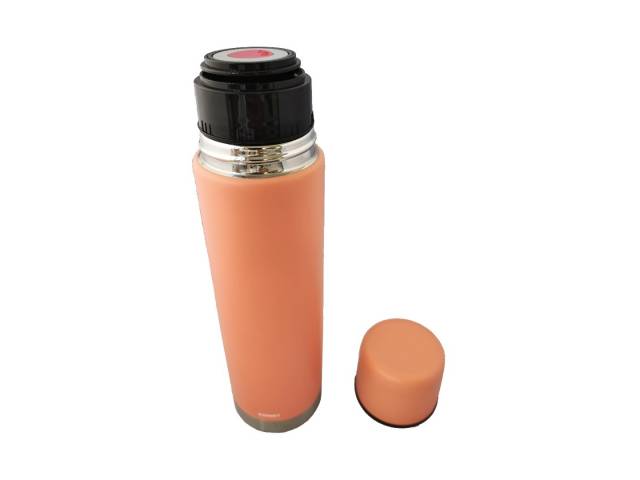 Disfruta de tu combo con termo de acero inoxidable de 750 ml que mantiene la temperatura de tu mate por 8 horas, un mate de acero inoxidable de 160 ml y una bombilla Comet. El termo tiene un diseño bala compacto y un tapón cebador para cebar fácilmente