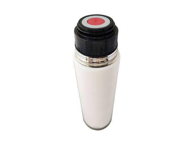 Disfruta de tu combo con termo de acero inoxidable de 750 ml que mantiene la temperatura de tu mate por 8 horas, un mate de acero inoxidable de 160 ml y una bombilla Comet. El termo tiene un diseño bala compacto y un tapón cebador para cebar fácilmente