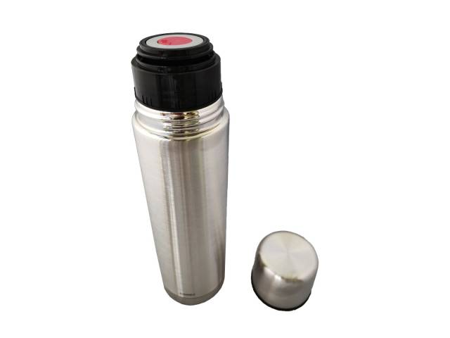 Disfruta de tu combo con termo de acero inoxidable de 750 ml que mantiene la temperatura de tu mate por 8 horas, un mate de acero inoxidable de 160 ml y una bombilla Comet. El termo tiene un diseño bala compacto y un tapón cebador para cebar fácilmente