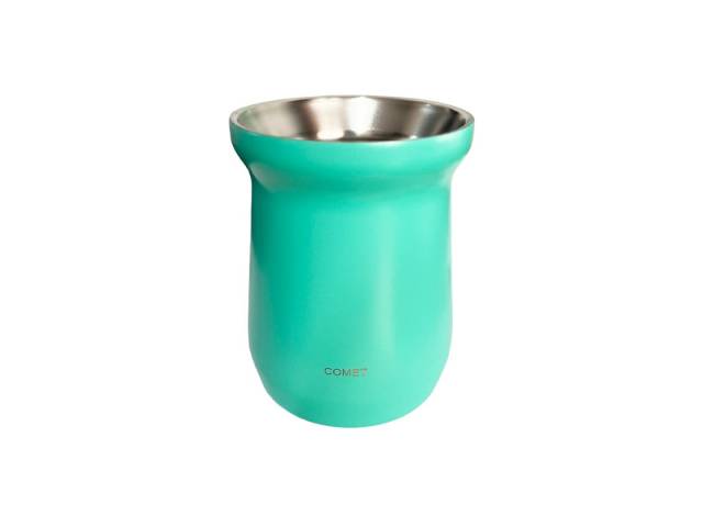 Disfruta de tu combo con termo de acero inoxidable de 750 ml que mantiene la temperatura de tu mate por 8 horas, un mate de acero inoxidable de 160 ml y una bombilla Comet. El termo tiene un diseño bala compacto y un tapón cebador para cebar fácilmente