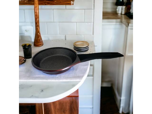 Cocina con estilo y facilidad con la Sartén Comet Antiadherente 24 cm. Su superficie antiadherente facilita la limpieza y evita que los alimentos se peguen. Además, su mango ergonómico te ofrece un agarre cómodo y seguro.