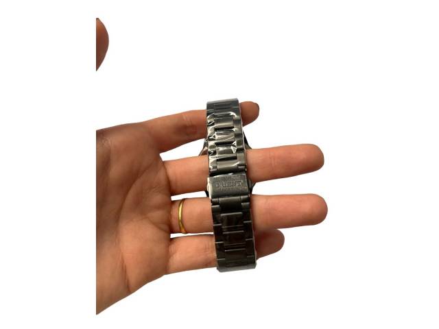 Combina estilo y funcionalidad con el Reloj ORIENT para Hombre. Con su movimiento de cuarzo preciso, resistencia al agua de 50 metros y pulsera de metal, este reloj es perfecto para cualquier ocasión.