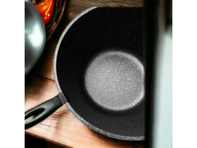 Cocina con facilidad y estilo con la Olla con Mango Antiadherente COMET 18cm Negro. Su superficie antiadherente facilita la limpieza y evita que los alimentos se peguen. Además, su mango antiadherente te ofrece un agarre cómodo y seguro.