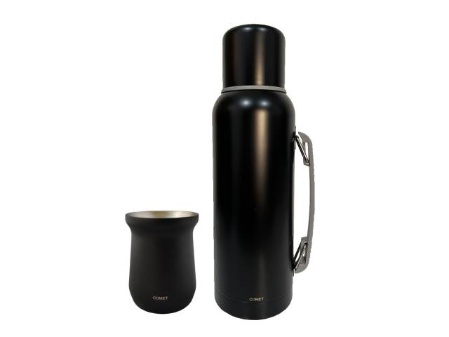 Combo  termo de acero inoxidable de 1 litro que mantiene la temperatura de tus bebidas por 12 horas y un mate de acero inoxidable de 260 ml. El termo tiene un diseño ergonómico con asa para un agarre cómodo y un tapón cebador para cebar mate fácilmente.