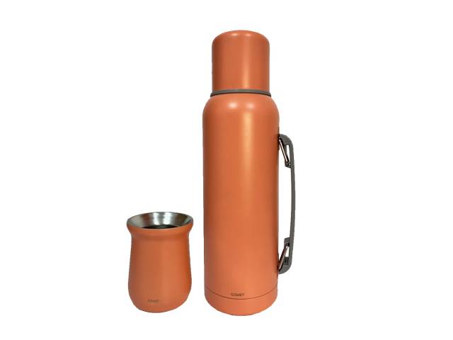 Combo  termo de acero inoxidable de 1 litro que mantiene la temperatura de tus bebidas por 12 horas y un mate de acero inoxidable de 260 ml. El termo tiene un diseño ergonómico con asa para un agarre cómodo y un tapón cebador para cebar mate fácilmente.