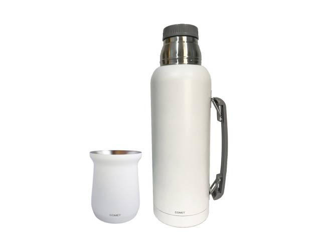 Combo  termo de acero inoxidable de 1 litro que mantiene la temperatura de tus bebidas por 12 horas y un mate de acero inoxidable de 260 ml. El termo tiene un diseño ergonómico con asa para un agarre cómodo y un tapón cebador para cebar mate fácilmente.