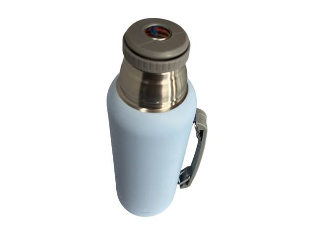 Combo  termo de acero inoxidable de 1 litro que mantiene la temperatura de tus bebidas por 12 horas y un mate de acero inoxidable de 260 ml. El termo tiene un diseño ergonómico con asa para un agarre cómodo y un tapón cebador para cebar mate fácilmente.