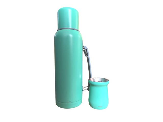 Combo  termo de acero inoxidable de 1 litro que mantiene la temperatura de tus bebidas por 12 horas y un mate de acero inoxidable de 260 ml. El termo tiene un diseño ergonómico con asa para un agarre cómodo y un tapón cebador para cebar mate fácilmente.