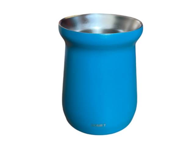 Combo  termo de acero inoxidable de 1 litro que mantiene la temperatura de tus bebidas por 12 horas y un mate de acero inoxidable de 260 ml. El termo tiene un diseño ergonómico con asa para un agarre cómodo y un tapón cebador para cebar mate fácilmente.