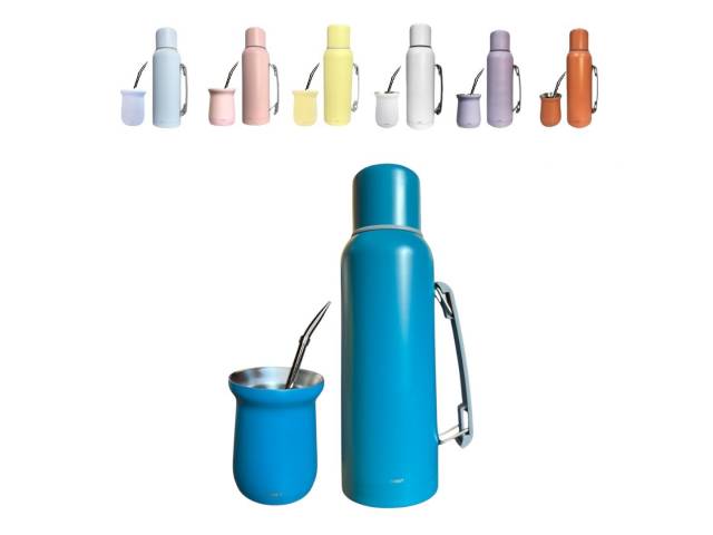 Combo  termo de acero inoxidable de 1 litro que mantiene la temperatura de tus bebidas por 12 horas y un mate de acero inoxidable de 260 ml. El termo tiene un diseño ergonómico con asa para un agarre cómodo y un tapón cebador para cebar mate fácilmente.