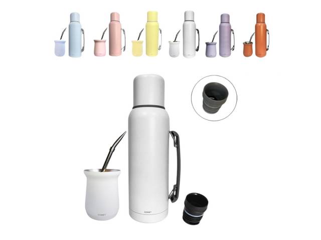 Combo  termo de acero inoxidable de 1 litro que mantiene la temperatura de tus bebidas por 12 horas y un mate de acero inoxidable de 260 ml. El termo tiene un diseño ergonómico con asa para un agarre cómodo y un tapón cebador para cebar mate fácilmente.