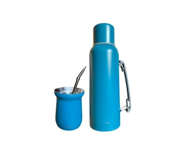 Combo  termo de acero inoxidable de 1 litro que mantiene la temperatura de tus bebidas por 12 horas y un mate de acero inoxidable de 260 ml. El termo tiene un diseño ergonómico con asa para un agarre cómodo y un tapón cebador para cebar mate fácilmente.