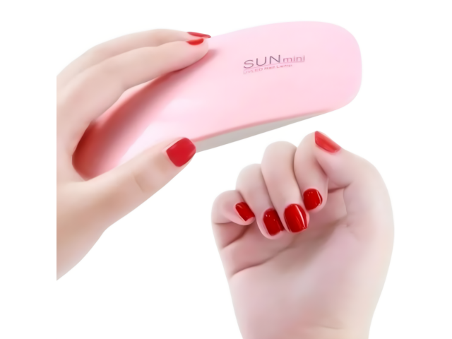 Mini cabina UV LED UVLED SUN MINI, un secador de uñas compacto y portátil que seca geles y esmaltes permanentes en 20 a 60 segundos. Cuenta con temporizador de 45 y 60 segundos, y es seguro para ojos, uñas y piel. Su diseño ligero permite llevarlo fácilme