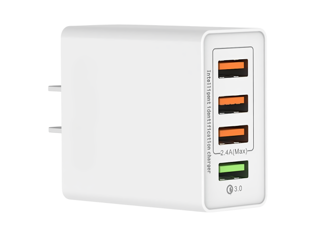 Cargador de pared Somostel blanco con cuatro puertos USB y Quick Charge 3.0. Ofrece carga rápida y segura para dispositivos móviles, con protección contra sobrecargas y un diseño compacto perfecto para el hogar y viajes.