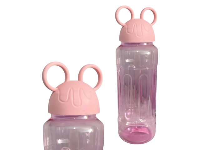 Botella rosa de 300 ml para niños, hecha de plástico ligero y resistente. Con tapa segura y agarraderas, es fácil de usar. Ideal para mantener a los pequeños hidratados en casa, en la escuela o al aire libre. Perfecta para jugos y agua.