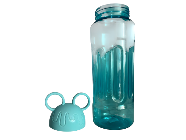 Botella celeste de 300 ml para niños, fabricada en plástico ligero y resistente. Con tapa segura y agarraderas, es fácil de usar. Ideal para mantener a los pequeños hidratados en casa, en la escuela o al aire libre. Perfecta para jugos y agua.