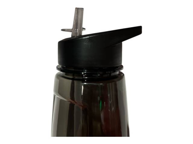 Hidrátate con estilo con la Botella Comet 600 ml. Esta botella reutilizable es libre de BPA, tiene pico y tapa para un fácil uso con sorbete, y un diseño rosado ideal para niños y adultos.