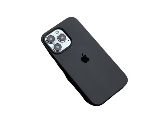 Protege tu iPhone 13 Pro con estilo con esta funda de silicona negra. Fabricada con silicona suave y flexible, esta funda se adapta perfectamente a tu teléfono y lo protege de arañazos, golpes y caídas.