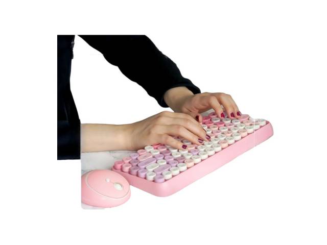 Experimenta  la libertad de movimiento con el Combo Inalámbrico Perixx 713. Teclado y mouse ergonómicos que se adaptan a tus manos, conexión inalámbrica confiable para trabajar desde cualquier lugar y diseño elegante y minimalista que complementa tu espac