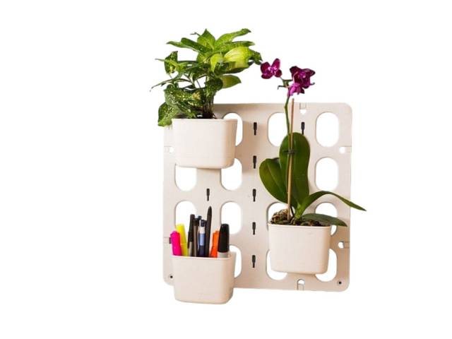 Cultiva un jardín  vertical en tu hogar con el Kit 6 Macetas Jardín Vertical Modular de Pared Vertibloom Interior. Incluye 6 macetas, sistema de montaje modular y diseño elegante. Ideal para hierbas, flores y plantas pequeñas. 