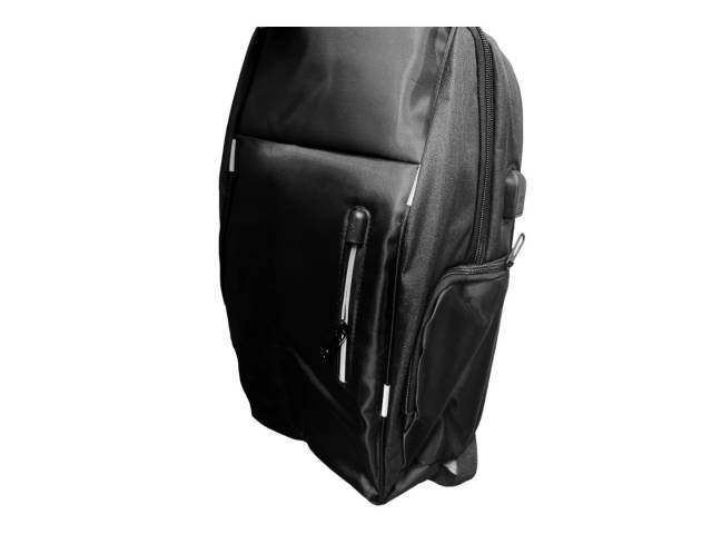 Lleva tu protección al siguiente nivel con la Mochila Antirrobo USB,  diseñada para laptops de 15.6" y  Combina seguridad con estilo unisex. 