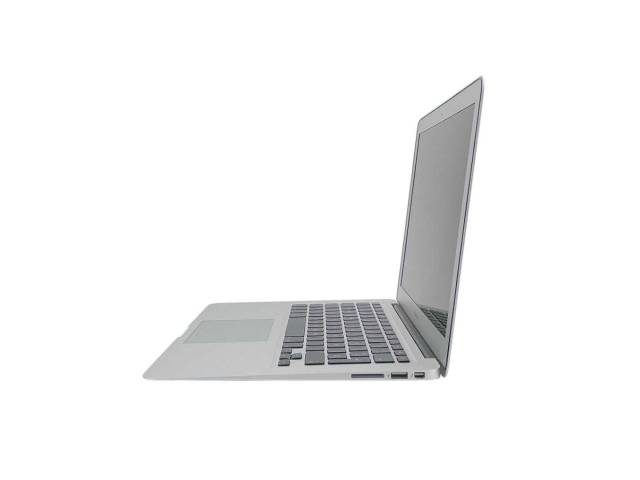 Optimiza tu productividad con la Notebook Apple MacBook Air de 13.3". Su procesador Core i5 y 8GB de RAM garantizan un rendimiento fluido, mientras que el SSD de 128GB ofrece almacenamiento rápido. Ligera y portátil, es ideal para quienes buscan estilo y 