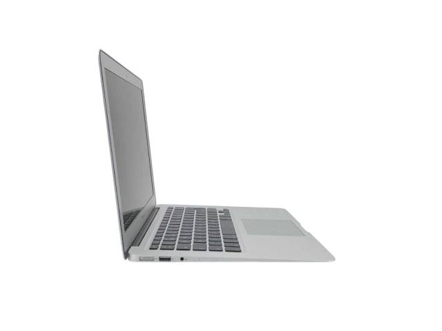 Optimiza tu productividad con la Notebook Apple MacBook Air de 13.3". Su procesador Core i5 y 8GB de RAM garantizan un rendimiento fluido, mientras que el SSD de 128GB ofrece almacenamiento rápido. Ligera y portátil, es ideal para quienes buscan estilo y 