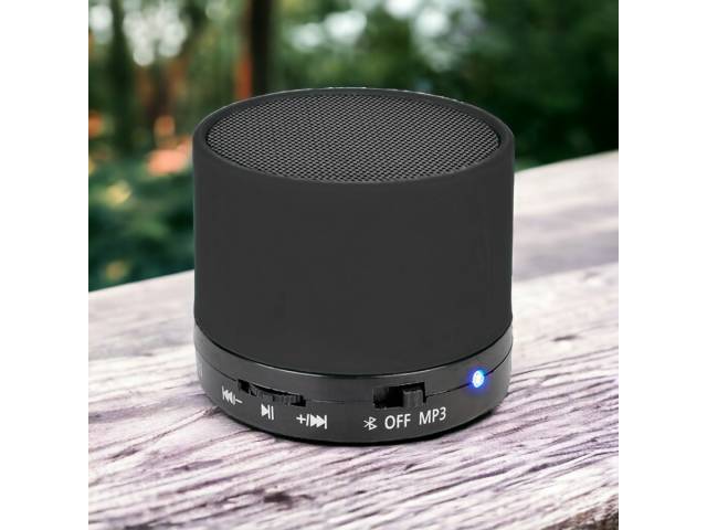 Disfruta de un sonido potente y portátil en un diseño compacto y elegante. El parlante Bluetooth GEM%u2122 ofrece un sonido sorprendentemente rico y nítido, perfecto para animar cualquier fiesta o disfrutar de tu música favorita en cualquier momento. Coné