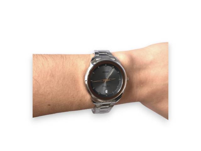 reloj elegante y resistente diseñado para mujeres. Con una caja de acero inoxidable de 3 cm de diámetro y resistencia al agua de 50 metros, este reloj ofrece durabilidad y estilo.