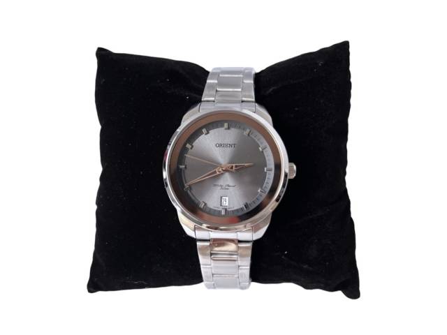 reloj elegante y resistente diseñado para mujeres. Con una caja de acero inoxidable de 3 cm de diámetro y resistencia al agua de 50 metros, este reloj ofrece durabilidad y estilo.