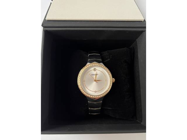 reloj elegante y resistente diseñado para mujeres. Con una caja de acero inoxidable de 3 cm de diámetro y resistencia al agua, este reloj ofrece durabilidad y estilo.