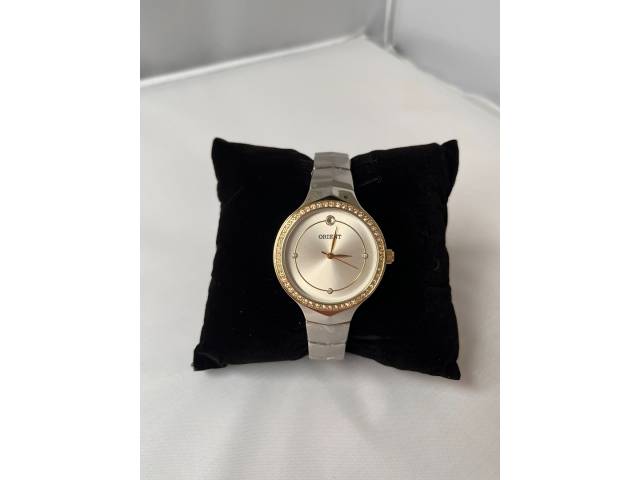 reloj elegante y resistente diseñado para mujeres. Con una caja de acero inoxidable de 3 cm de diámetro y resistencia al agua, este reloj ofrece durabilidad y estilo.