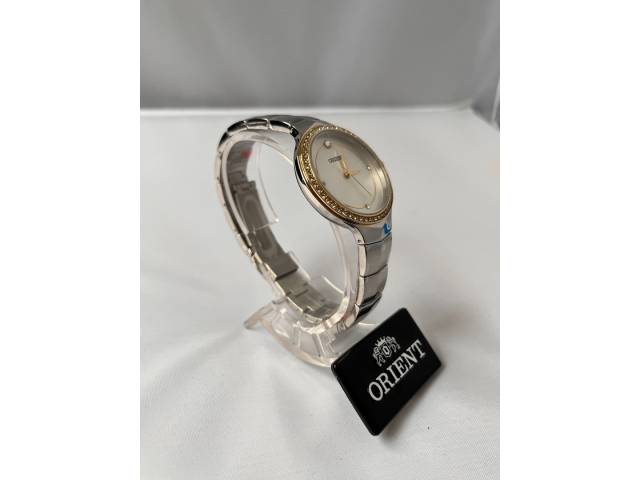 reloj elegante y resistente diseñado para mujeres. Con una caja de acero inoxidable de 3 cm de diámetro y resistencia al agua, este reloj ofrece durabilidad y estilo.