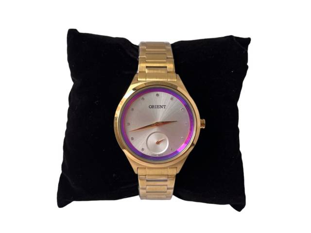 Combina estilo y funcionalidad con el Reloj ORIENT para Dama. Con su movimiento de cuarzo preciso, resistencia al agua de 50 metros y pulsera de metal, este reloj es perfecto para cualquier ocasión.