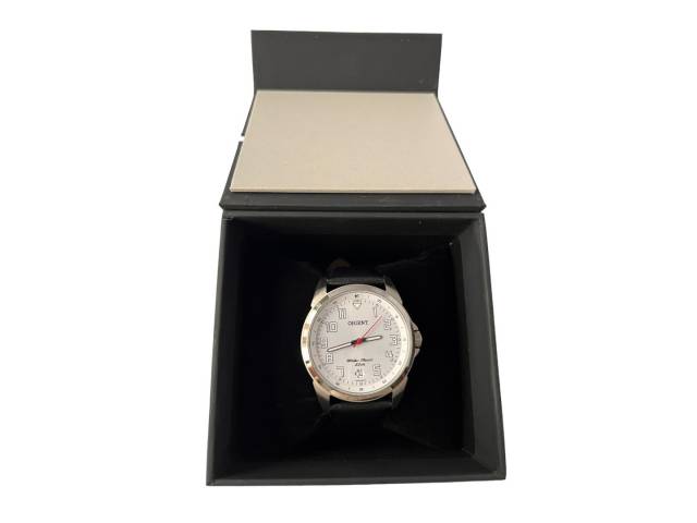 Descubre el Reloj Orient para hombre: correa de cuero, resistente al agua hasta 50 metros. Elegancia y funcionalidad en un solo reloj