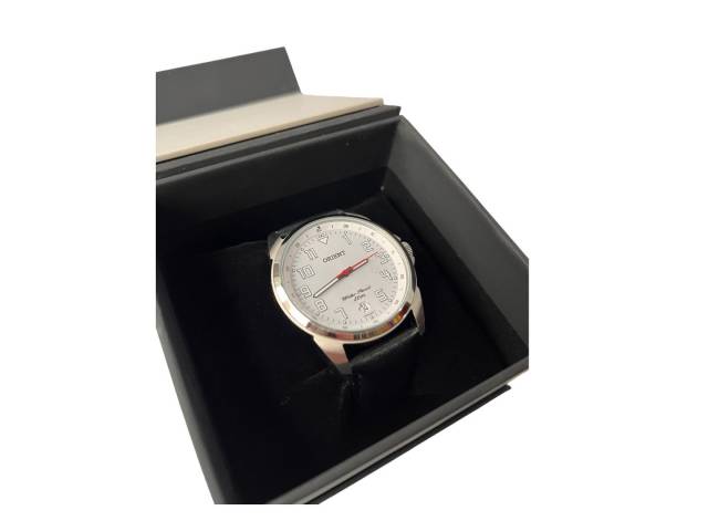 Descubre el Reloj Orient para hombre: correa de cuero, resistente al agua hasta 50 metros. Elegancia y funcionalidad en un solo reloj