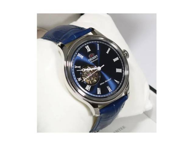 Descubre el Reloj Orient para hombre cuero y tela, resistente al agua hasta 50 metros. Elegancia y funcionalidad en un solo reloj